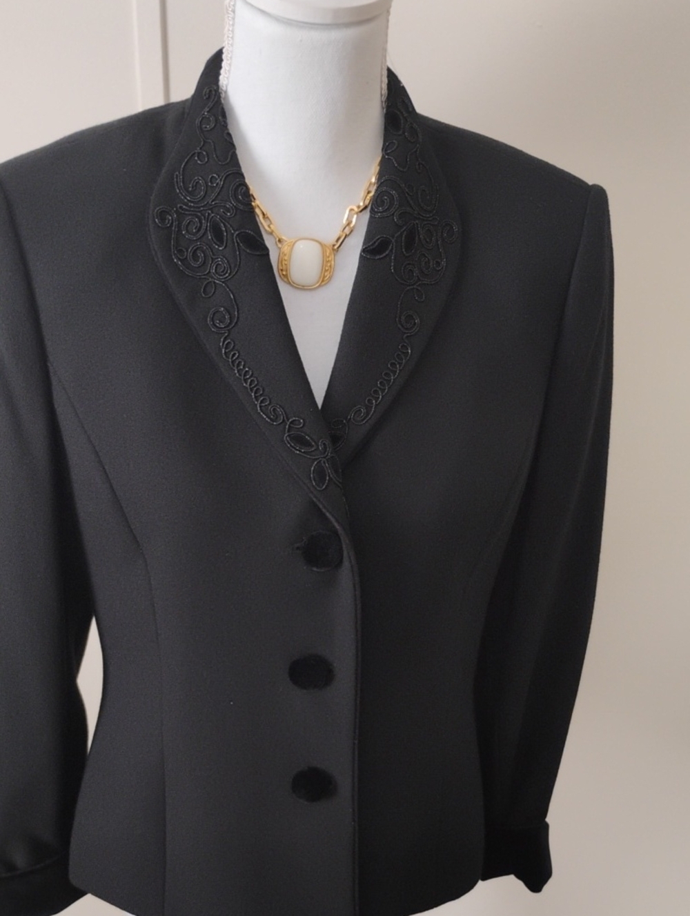 Stunning Kasper Black Embroidered Collar Tailored Blazer